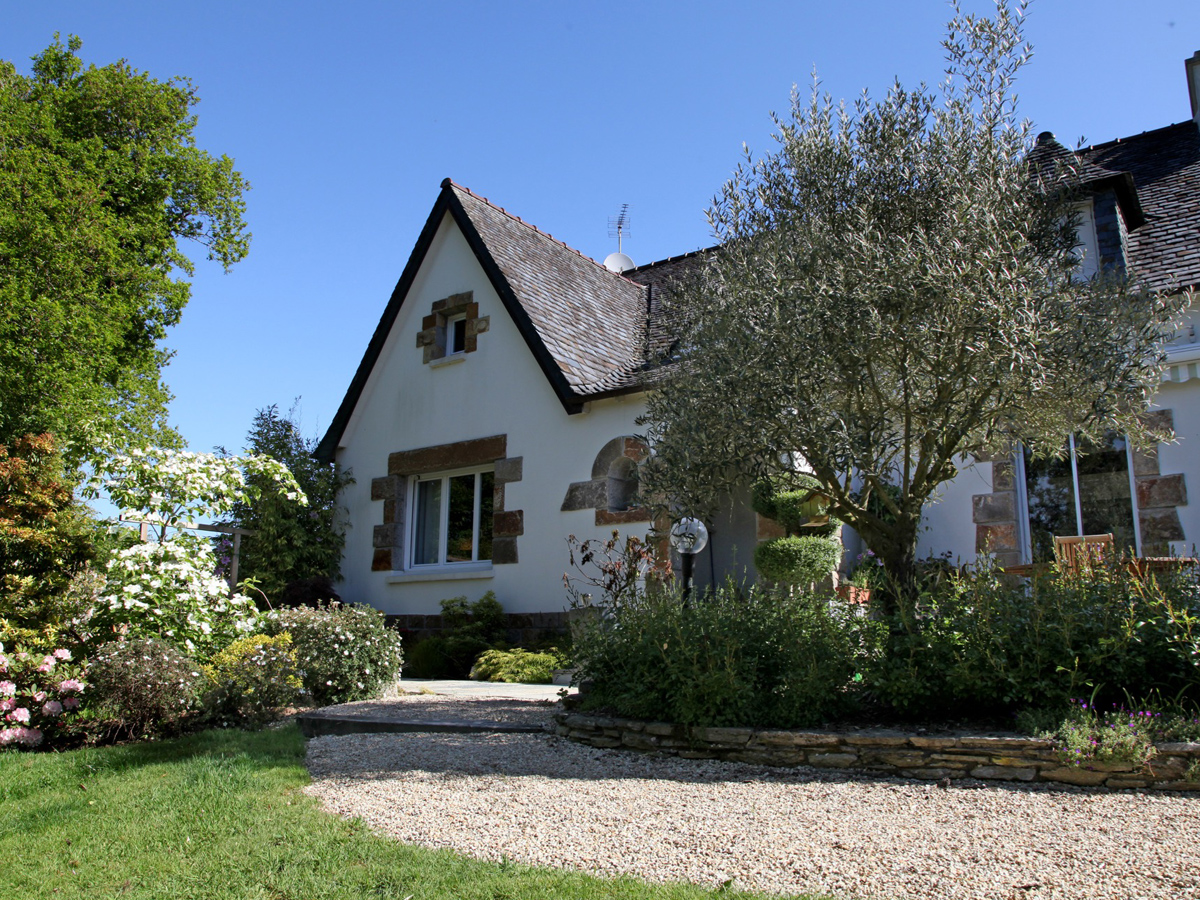 Entretien des jardins autour d'une maison type néo-bretonne